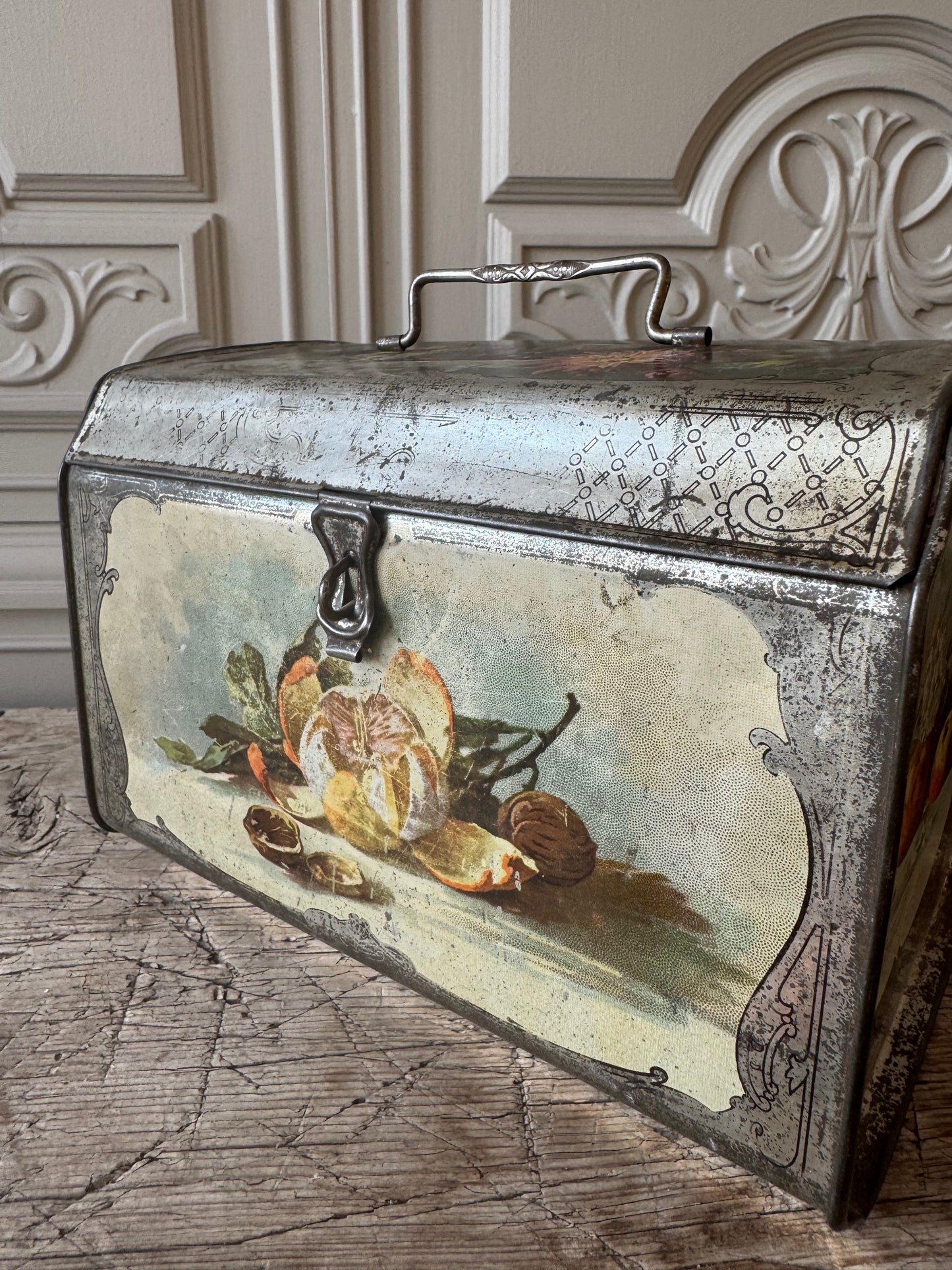 Plåtburk box med frukter