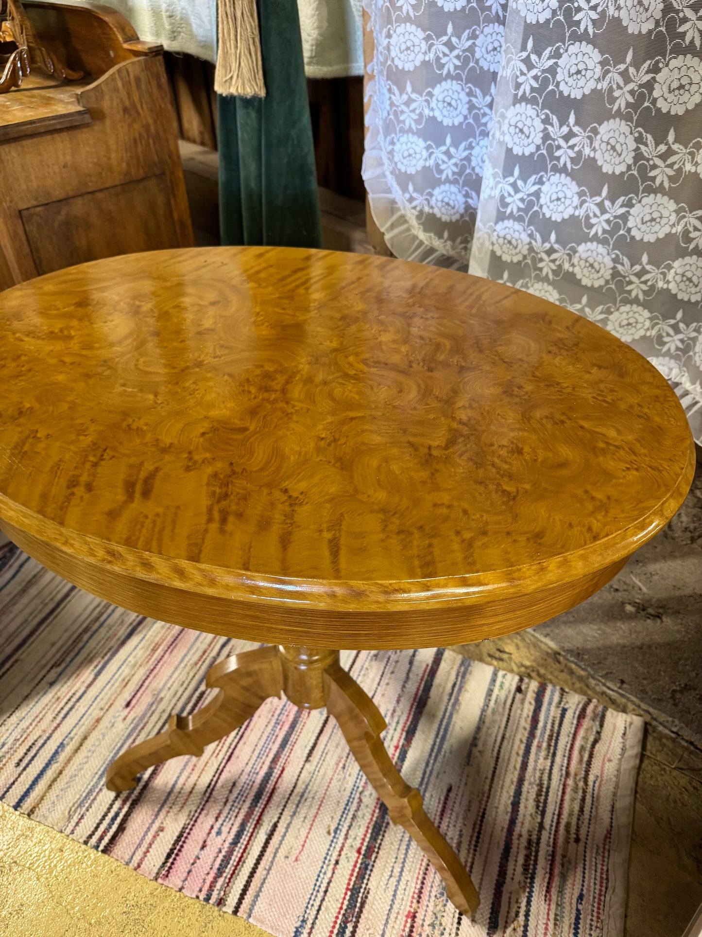 Pelarbord i masurbjörk, sent 1800-tal till tidigt 1900-tal