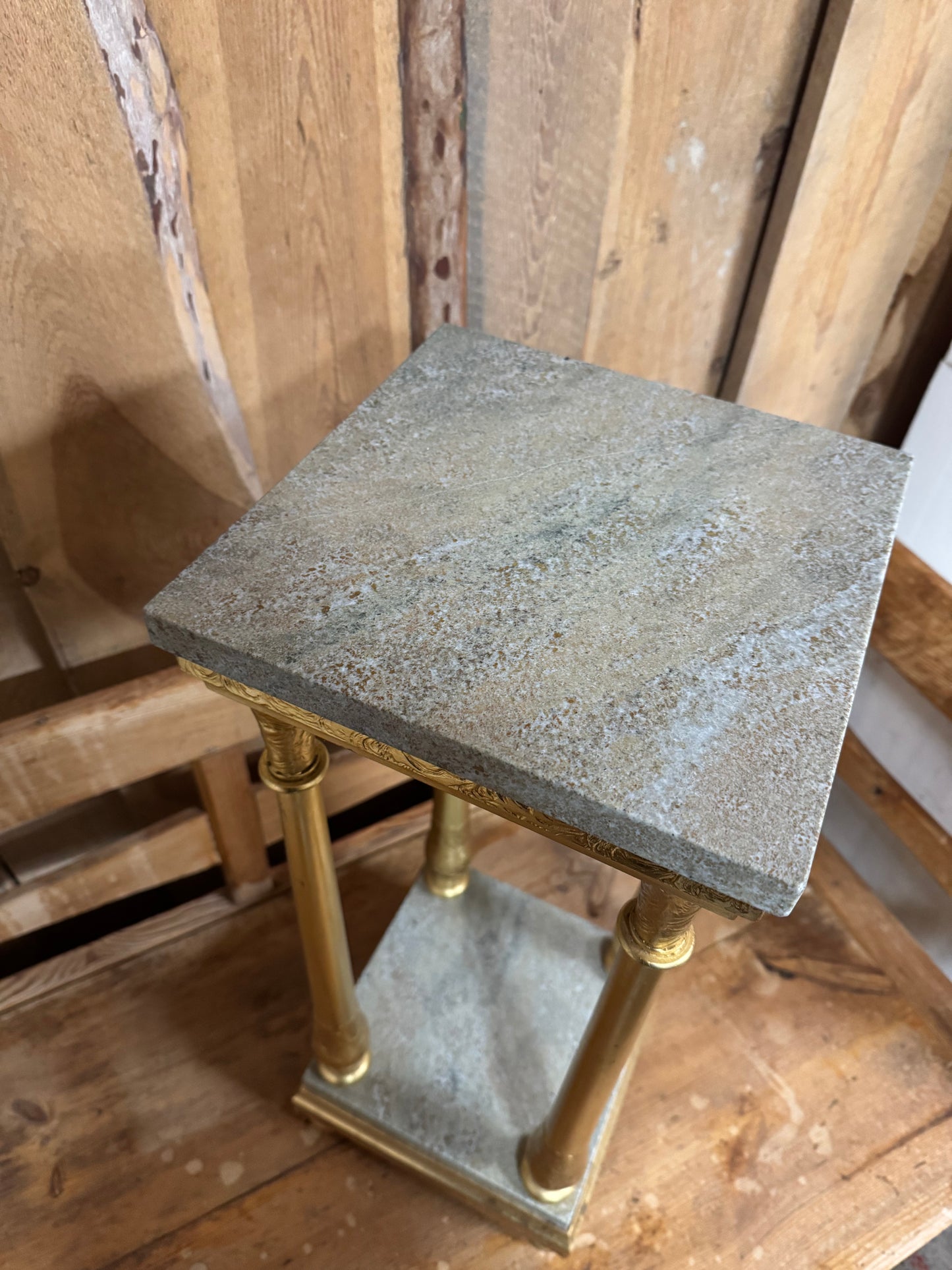 Piedestal med grågrön stenskiva