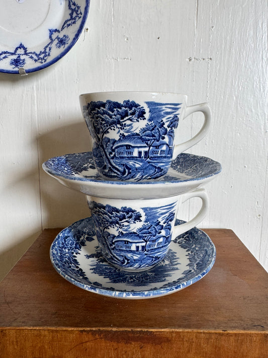 Paret kaffekoppar med fat