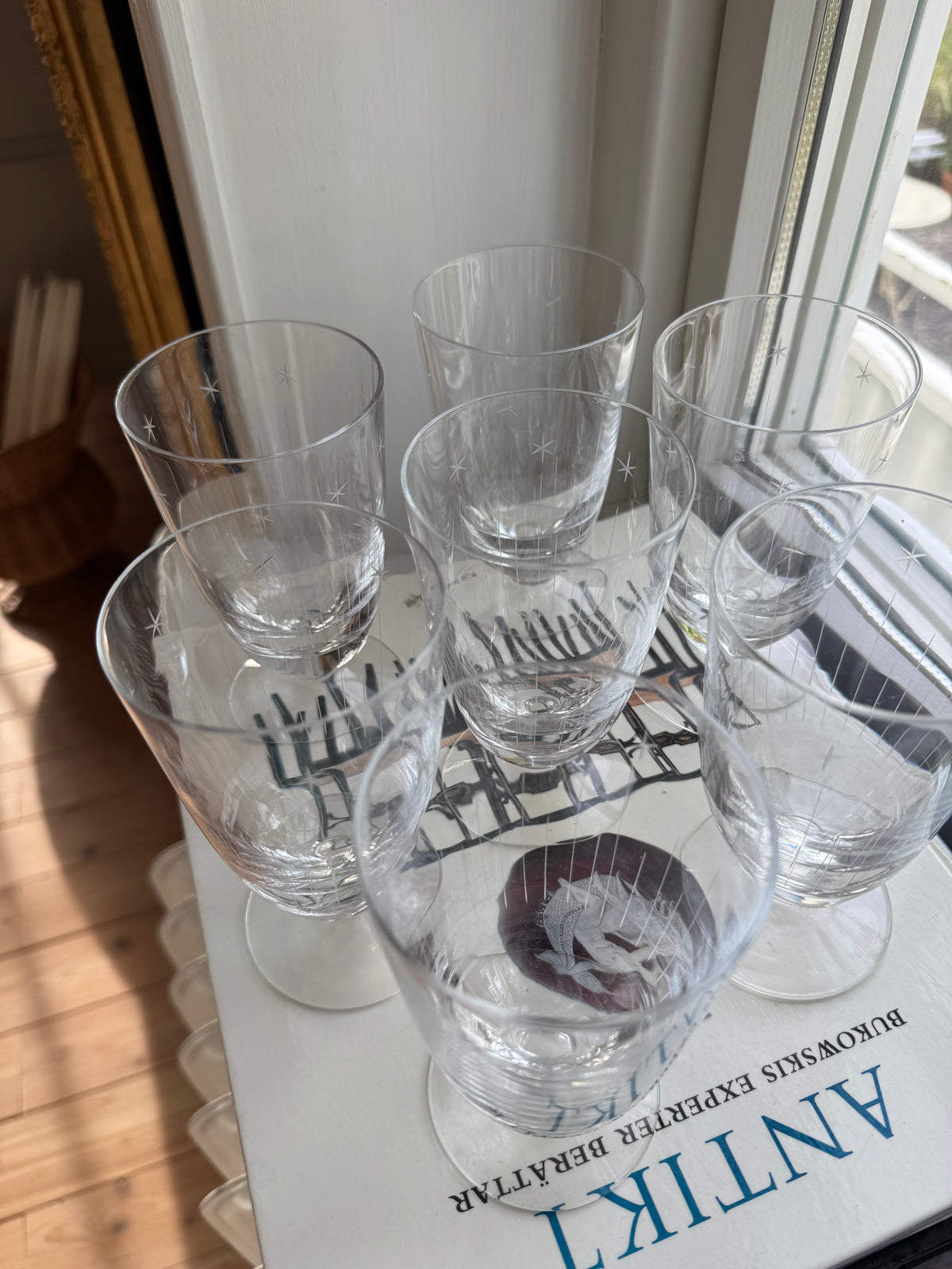 7 st glas på fot med slipat mönster