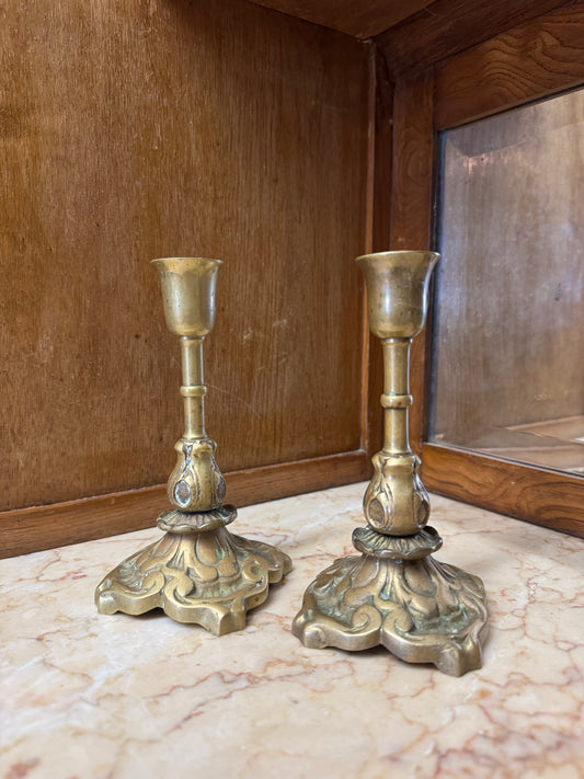 Paret ljusstakar i mässing, tunga.