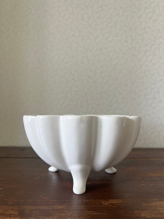 Skål på fot med vågad kant