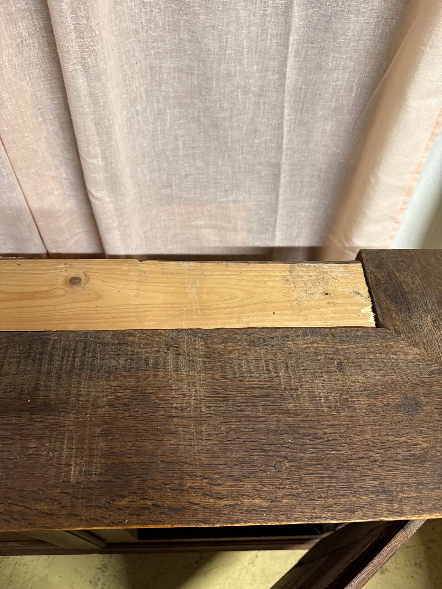 Mörkt gediget skåp