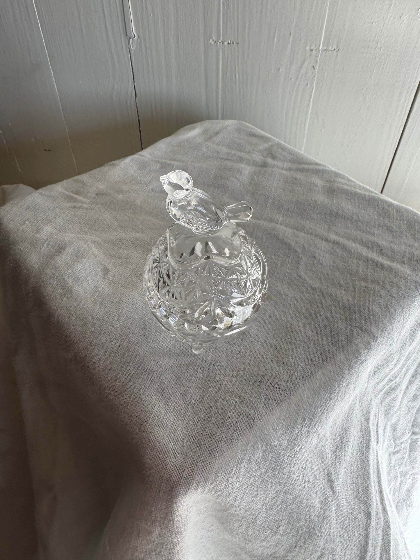 Saltskål på fot i glas med fågel