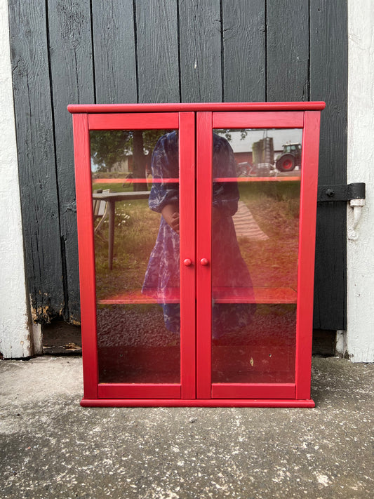 Väggskåp i engelskt rött