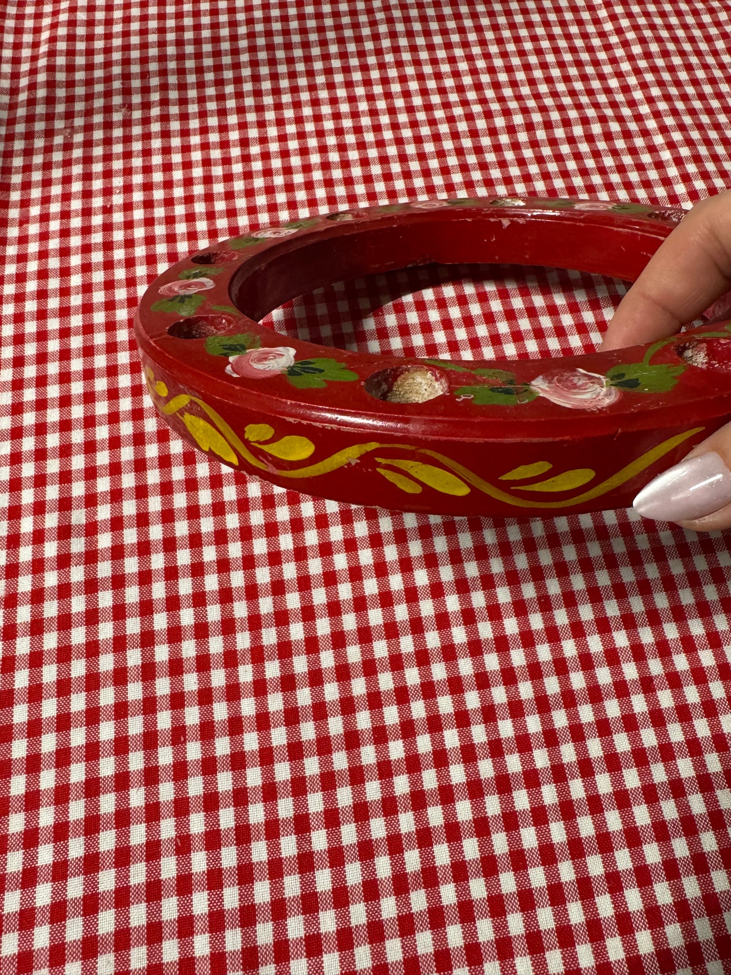 Rund ljusstake i trä, bemålad