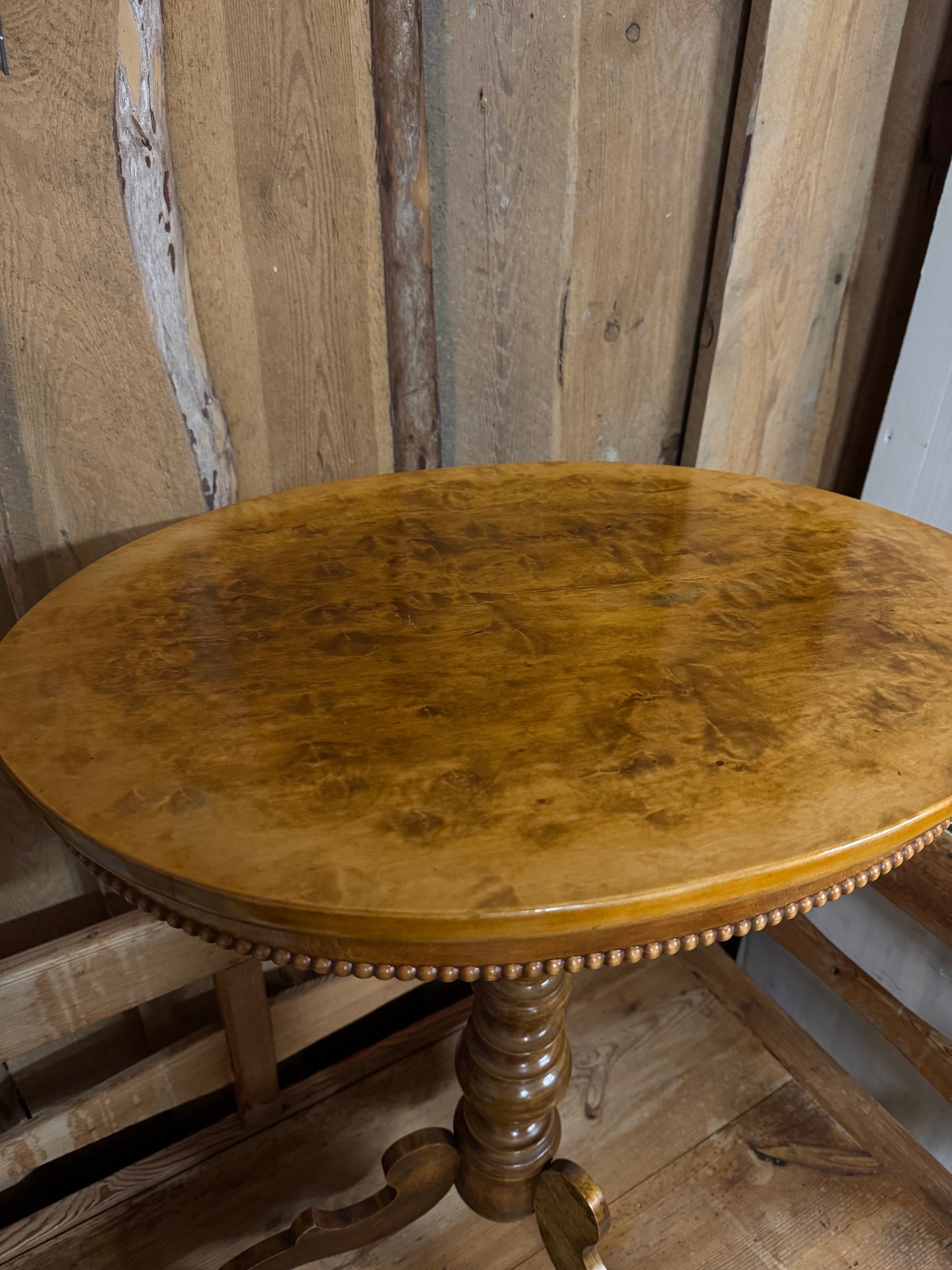 Sidobord i masurbjök med vackra detaljer