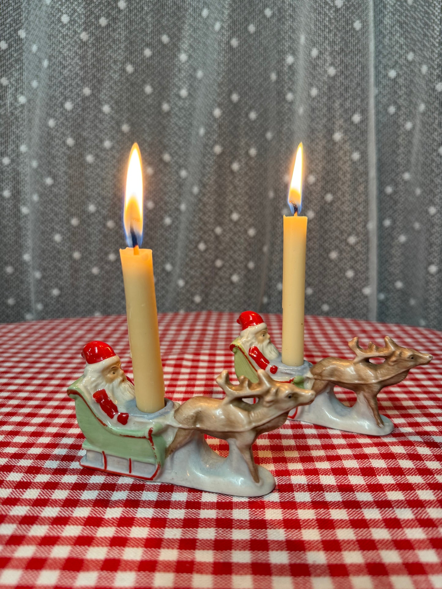 2 st tomtar med släde och ren i porslin för julgransljus