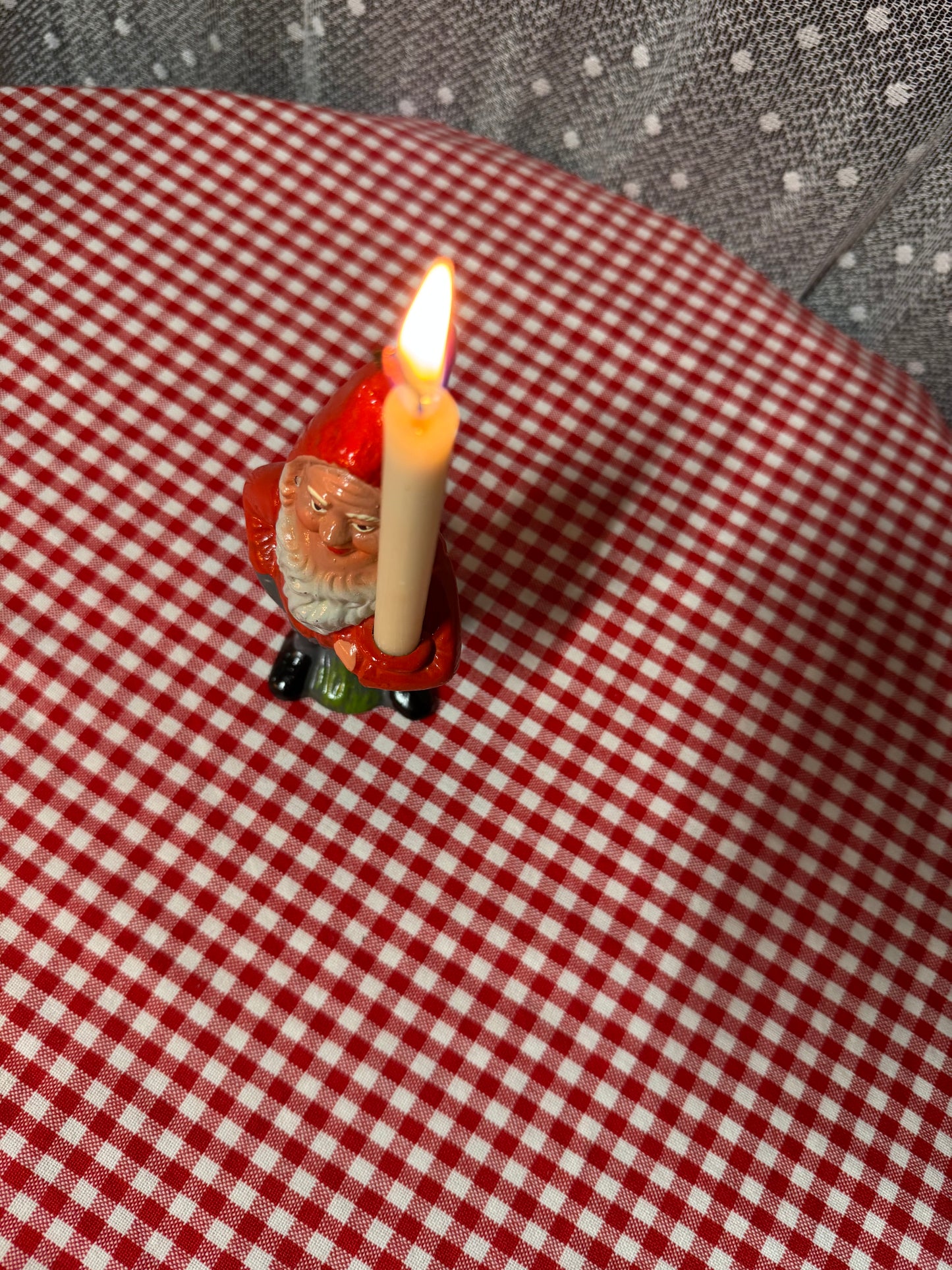 Äldre tomte med hållare för julgransljus