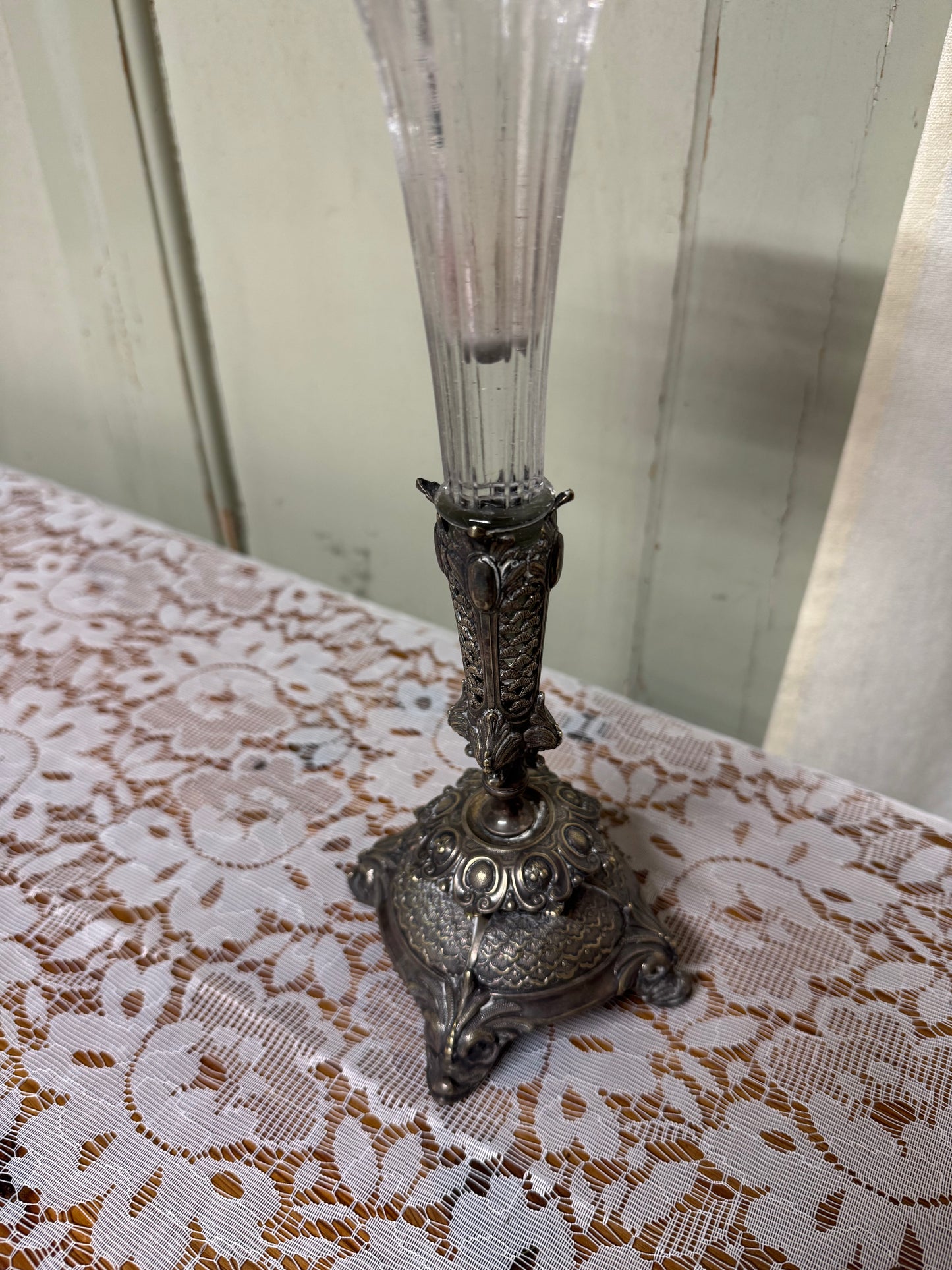 Glasvas med nysilverfot hög