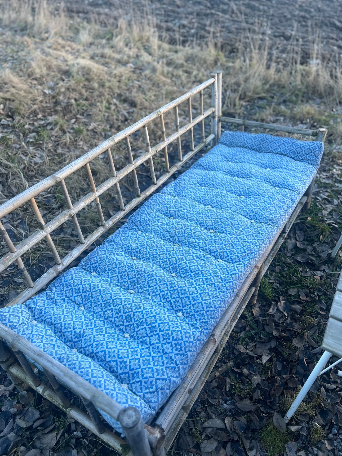 En madrass med det blå bolstertyget