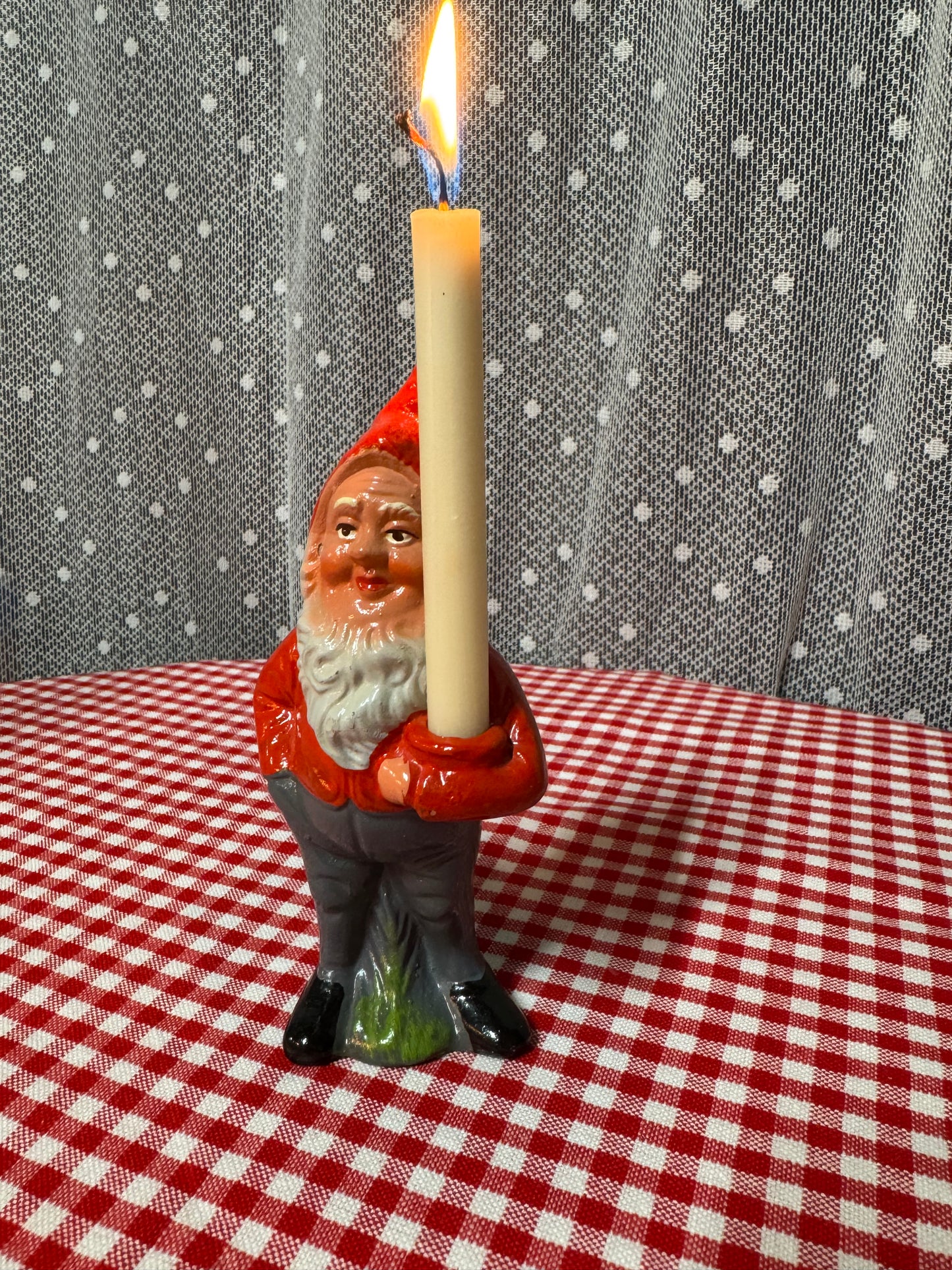 Äldre tomte med hållare för julgransljus