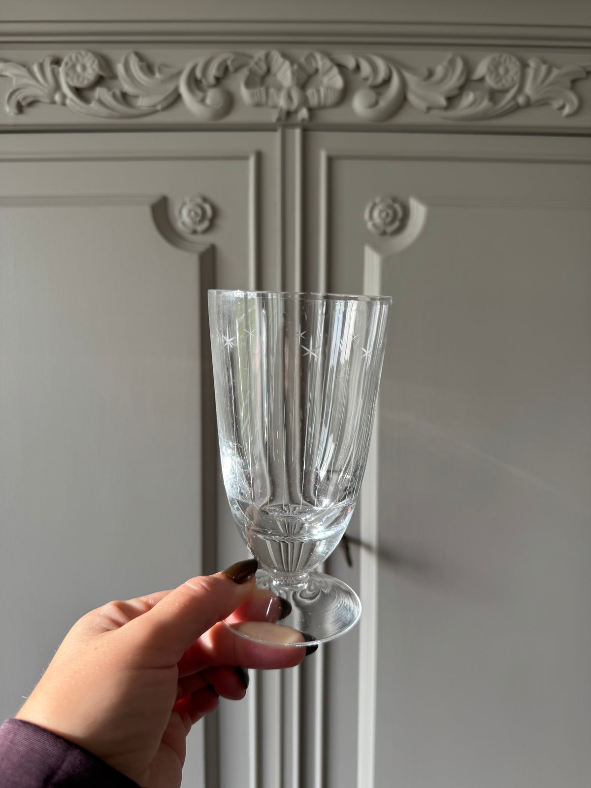 7 st glas på fot med slipat mönster