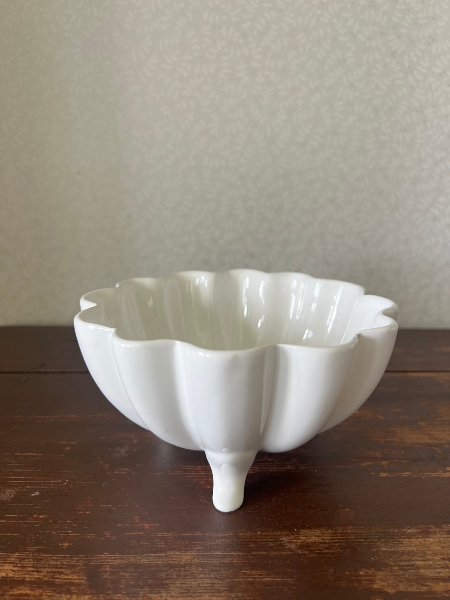 Skål på fot med vågad kant