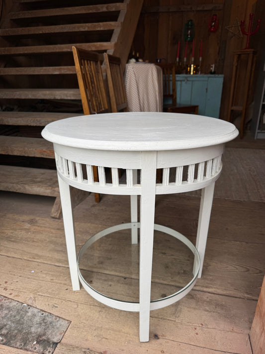 Bord vitmålat med underhylla i glas