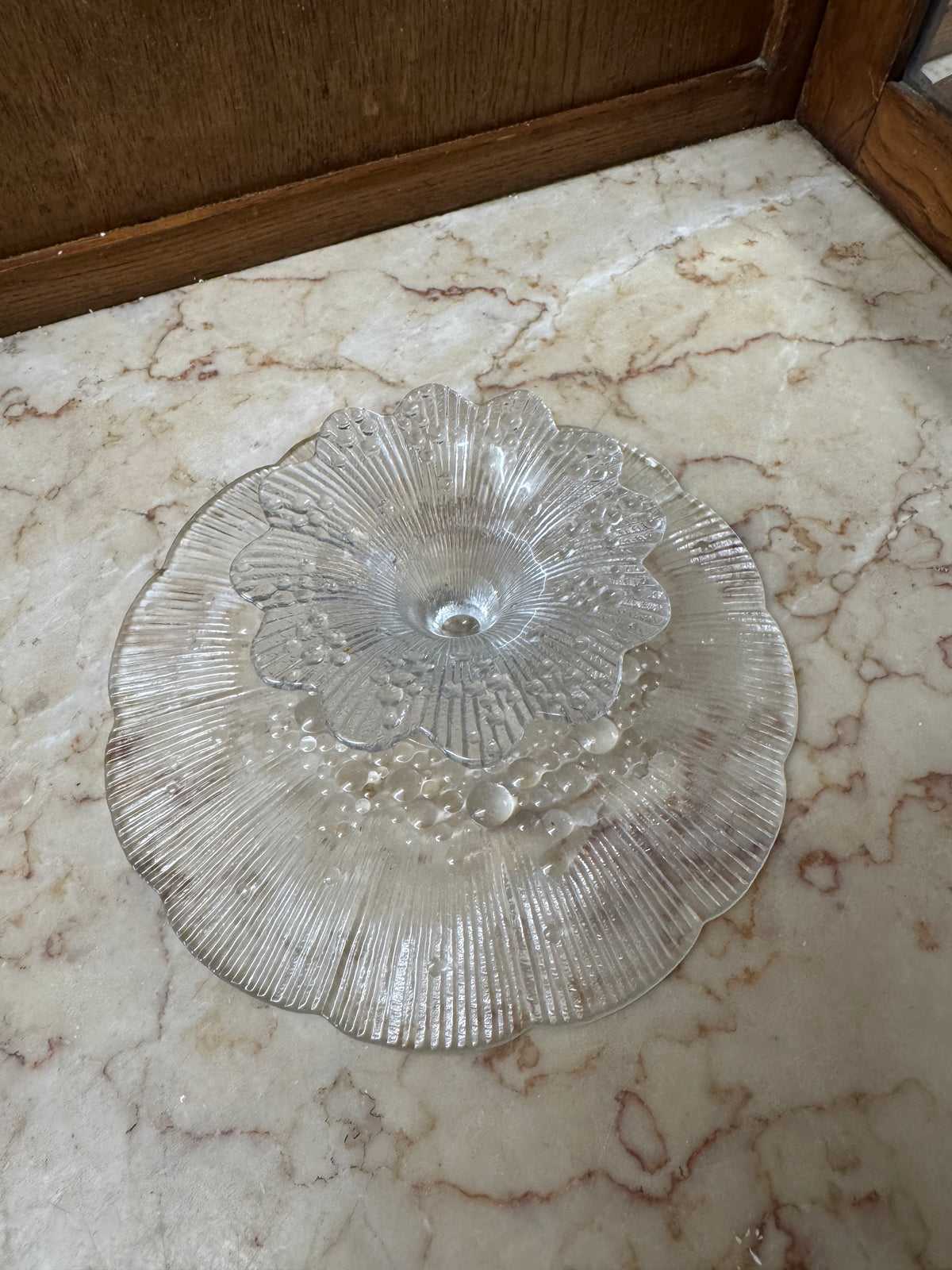 Kakfat i glas på fot