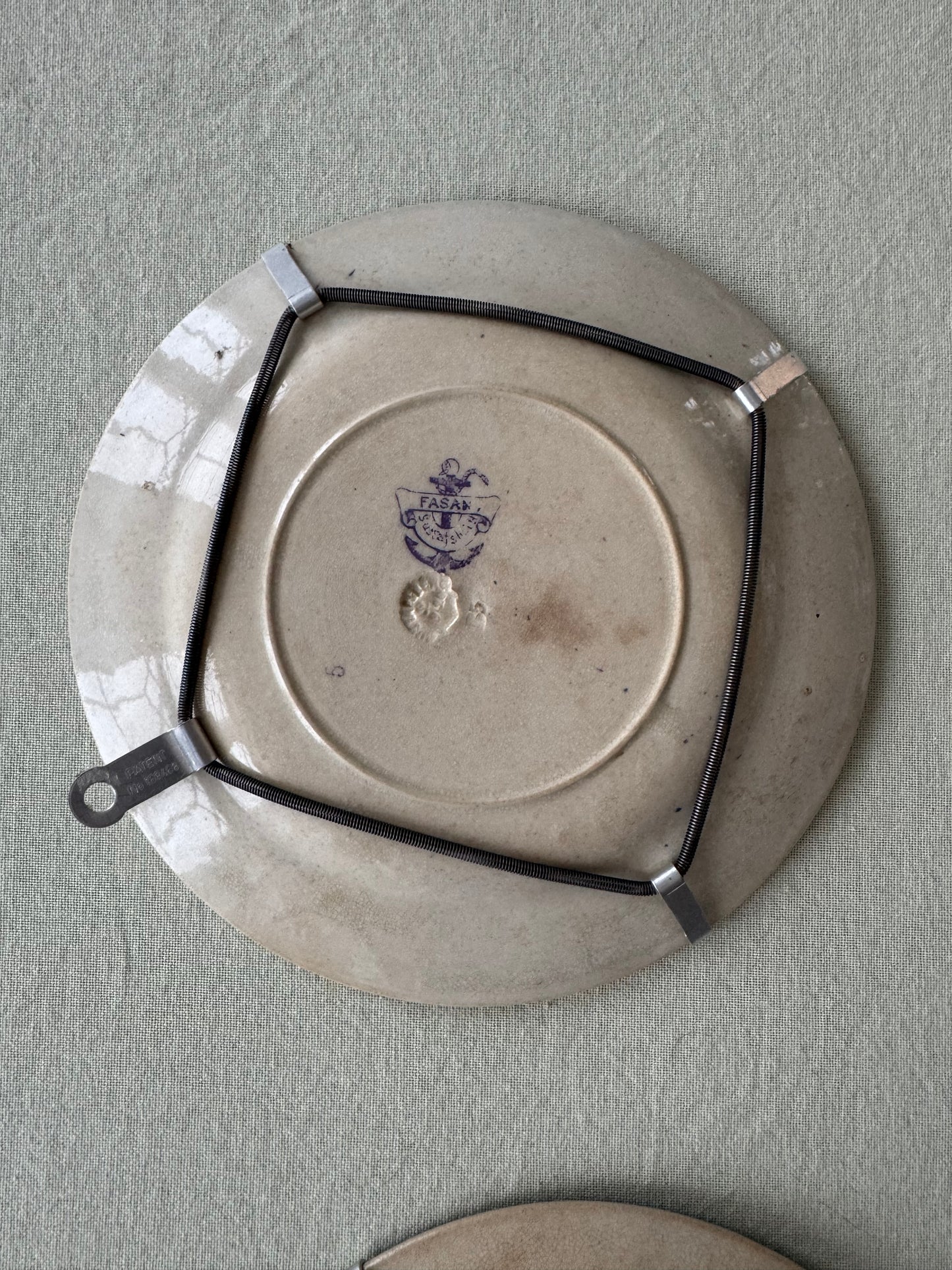 Paret lila fasan assietter