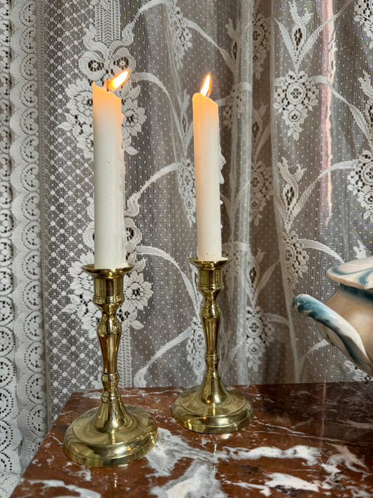 Paret putsade mässingsljusstakar