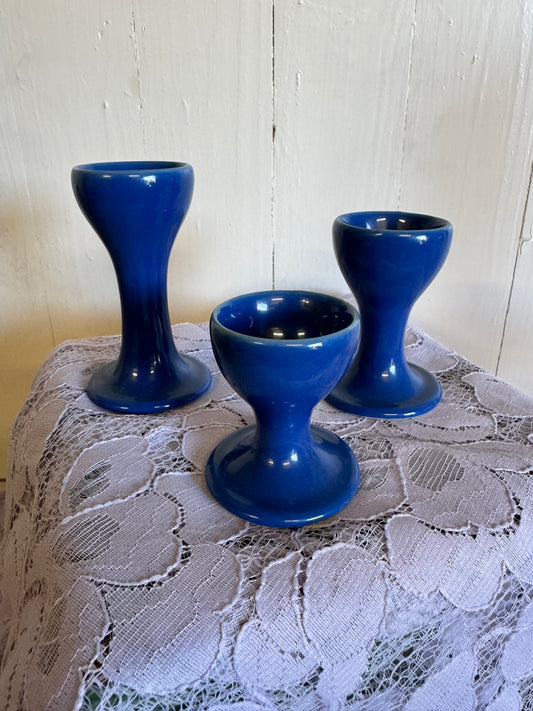 Tre blå äggkoppar i olika höjd, Höganäs