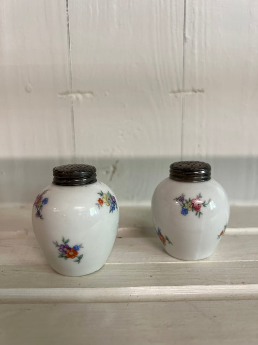 Salt och peppar i porslin med blommor - Bavaria