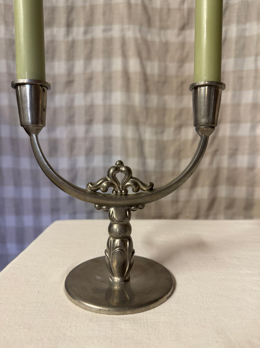 Tvåarmad ljusstake i tenn