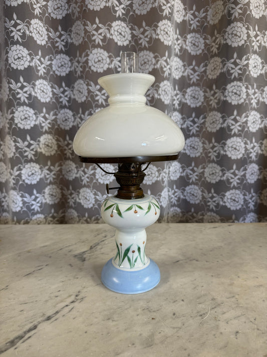 Äldre fotogen-/oljelampa med opalinglas och handmålad fot