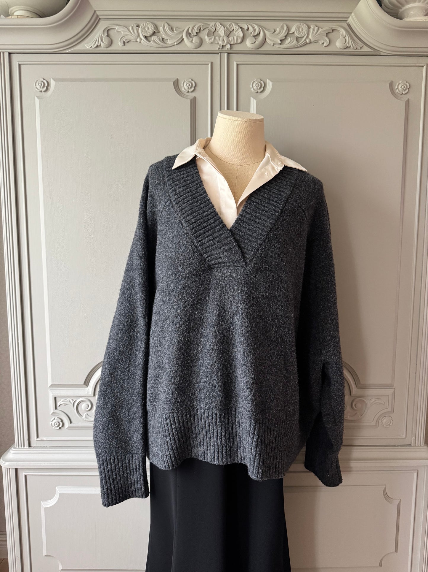 Stickad tröja i mörkgrått - Indiska