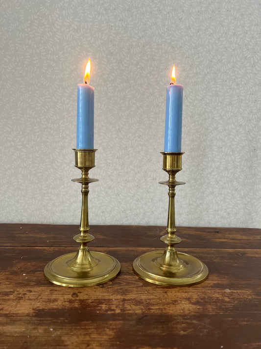 Paret mässingsljusstakar