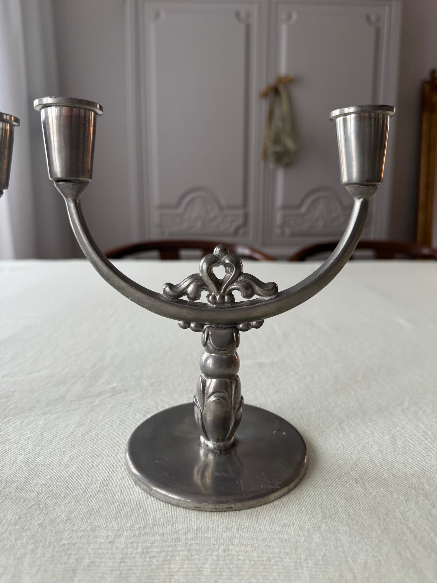 Paret tvåarmade ljusstakar i tenn