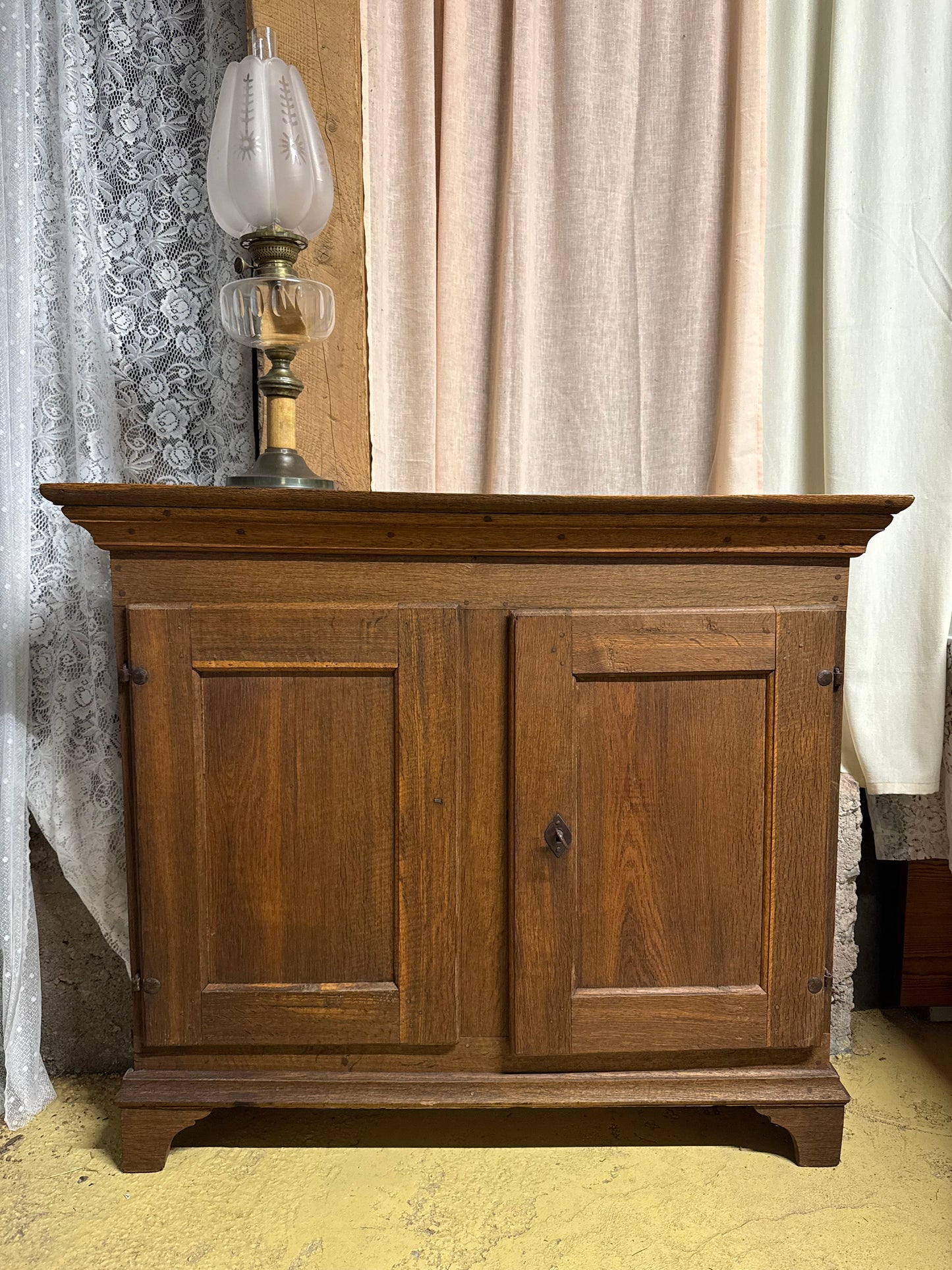 Mörkt gediget skåp