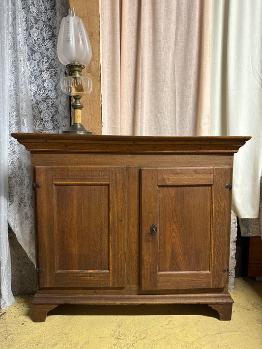 Mörkt gediget skåp