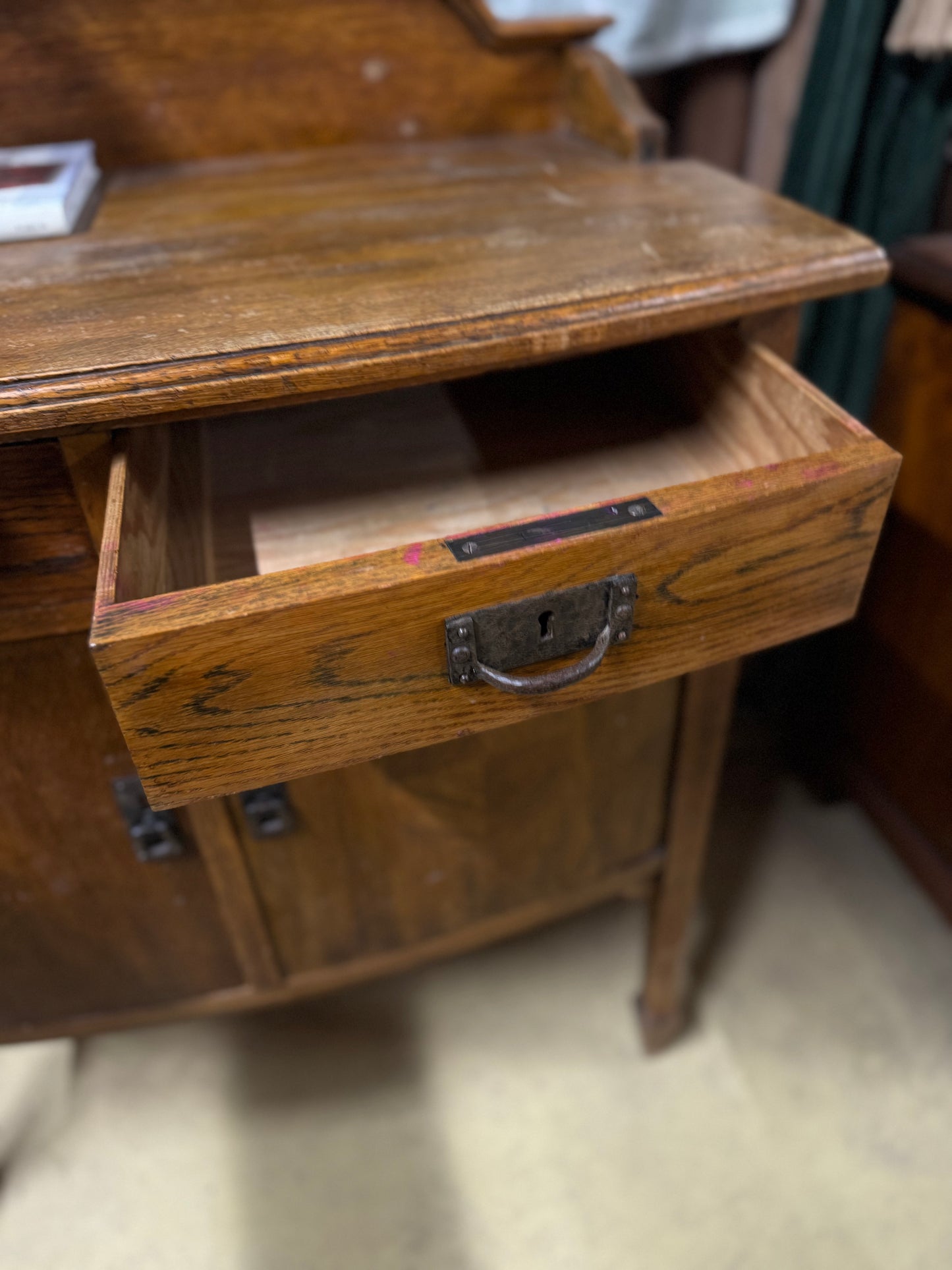 Skänk i mörkt trä med lådor och skåp