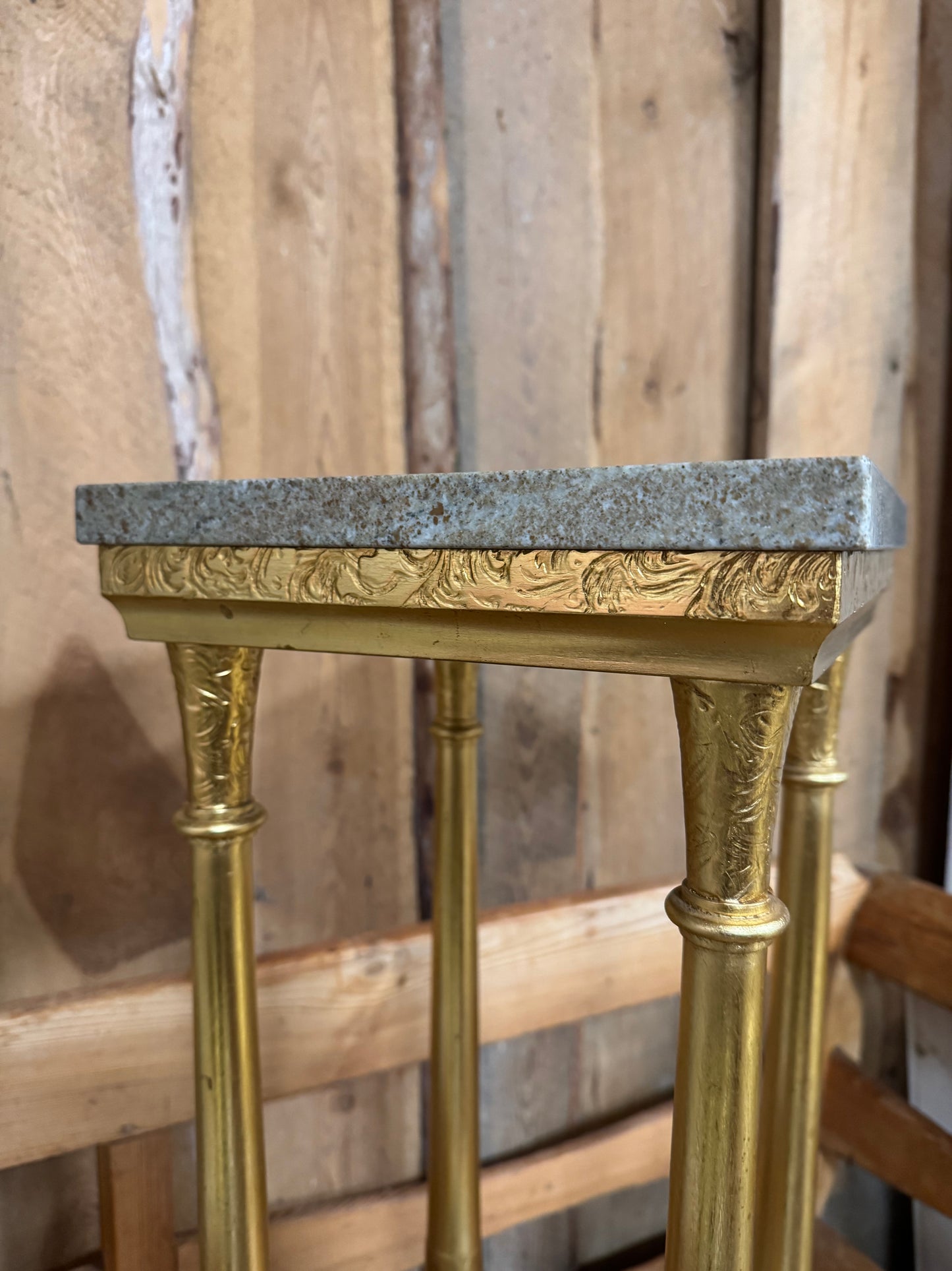 Piedestal med grågrön stenskiva