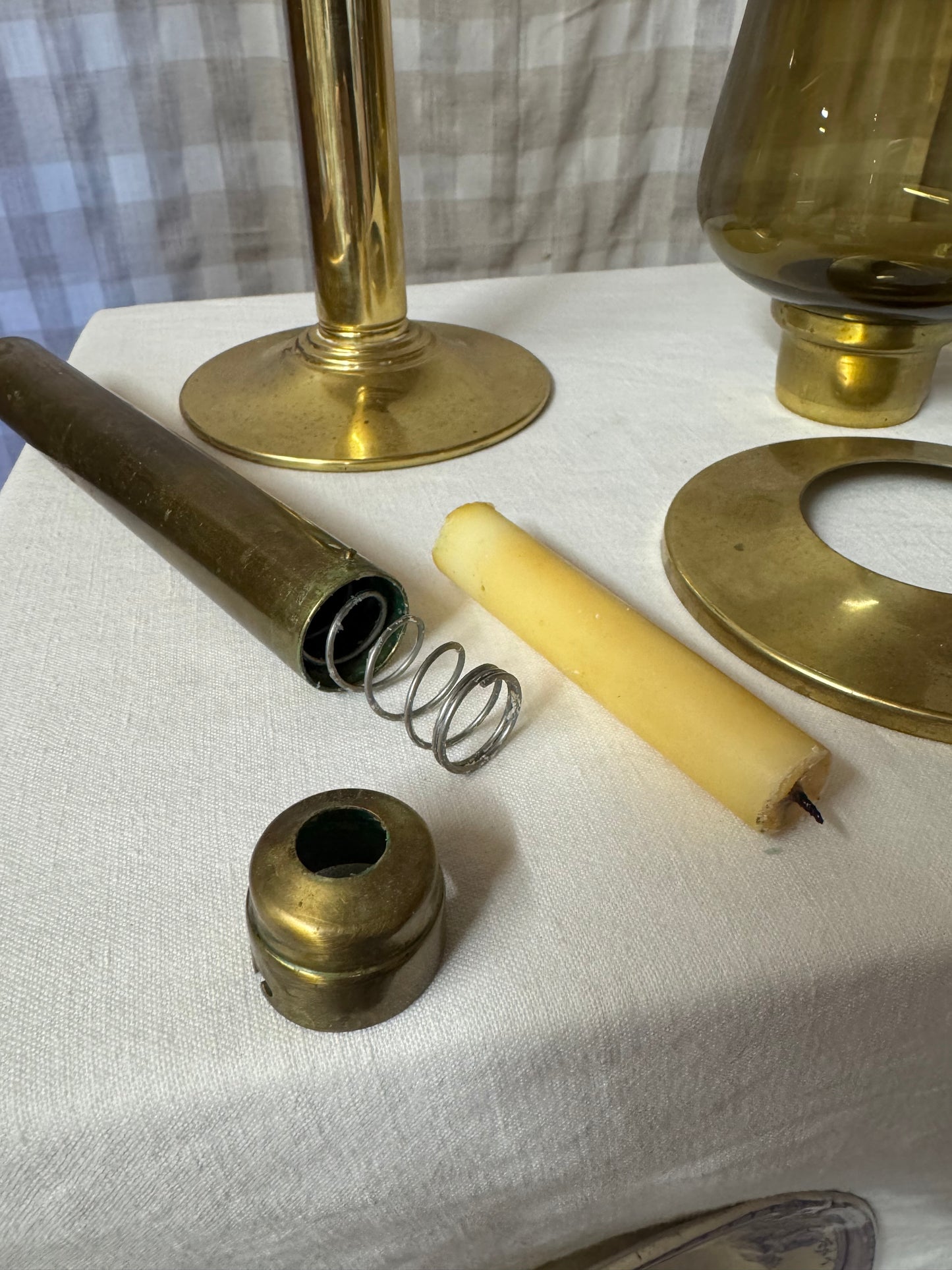 Ljuslykta i mässing med glaskupa