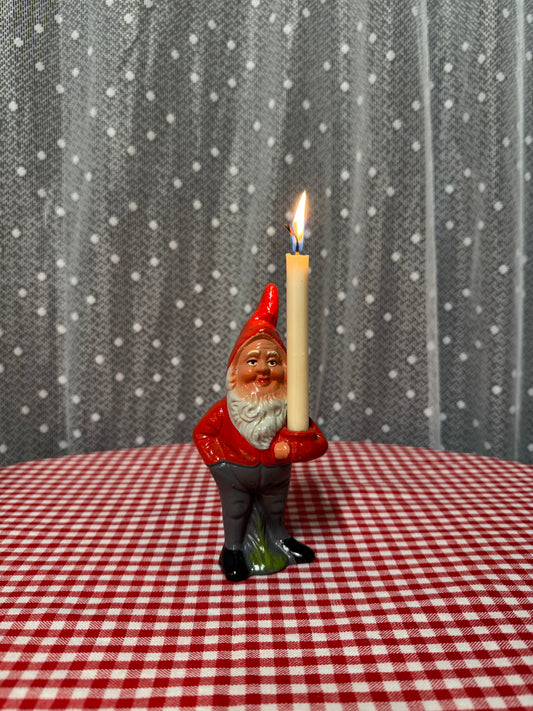 Äldre tomte med hållare för julgransljus