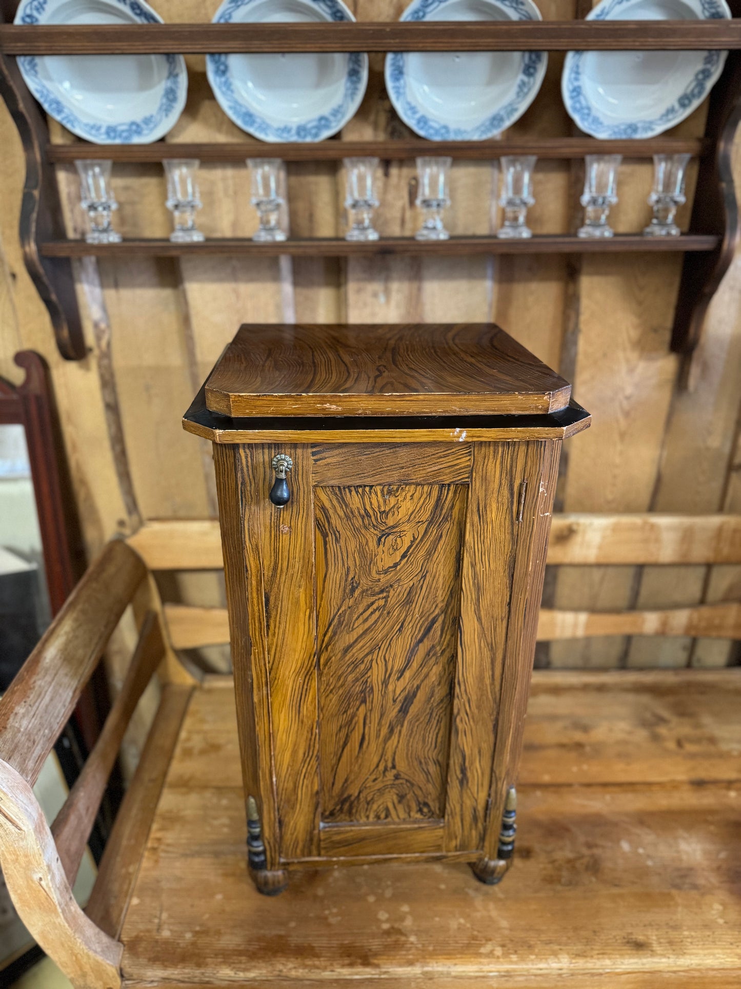 Pottskåp mörkt trä tidigt 1900-tal