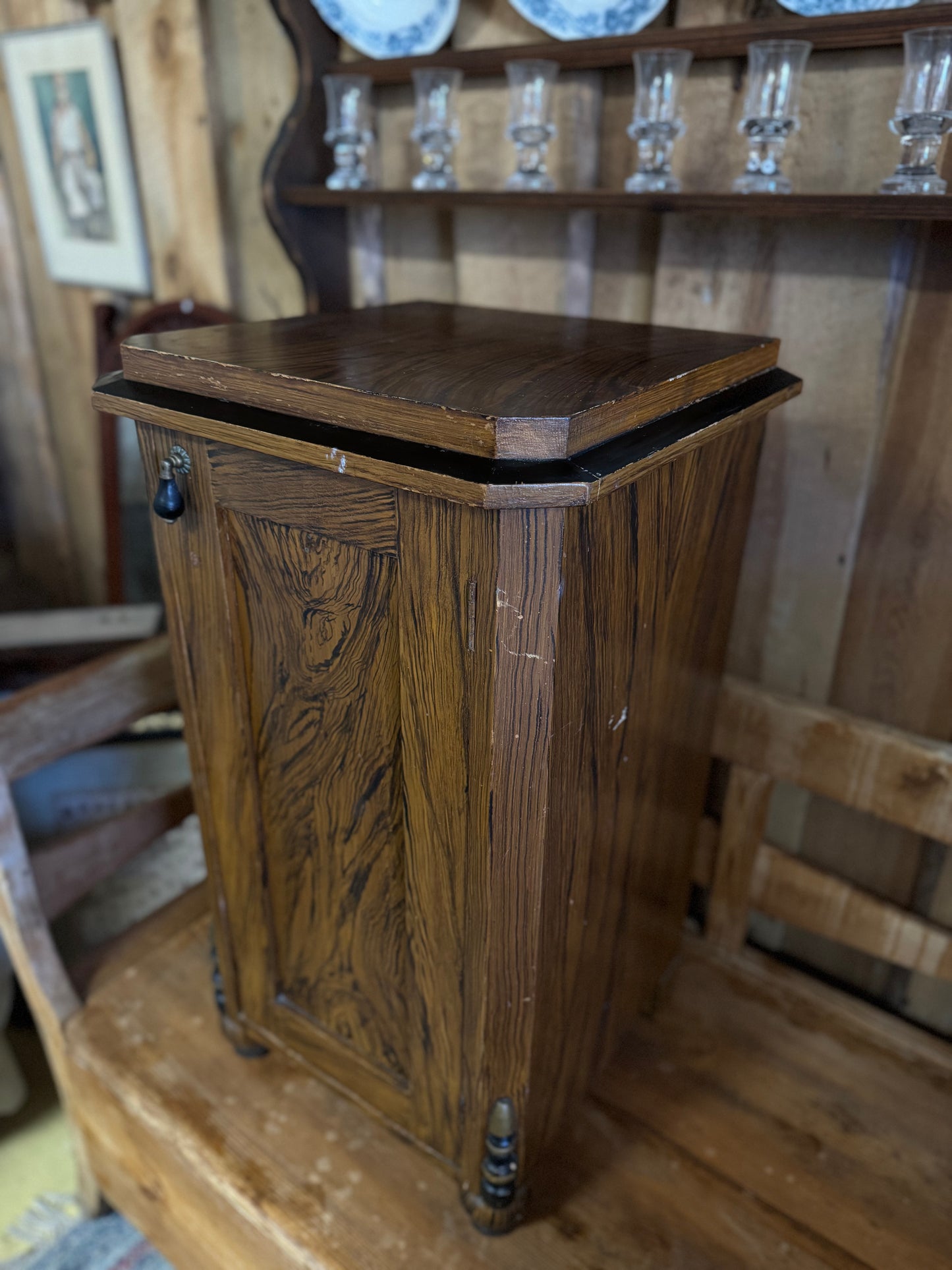 Pottskåp mörkt trä tidigt 1900-tal