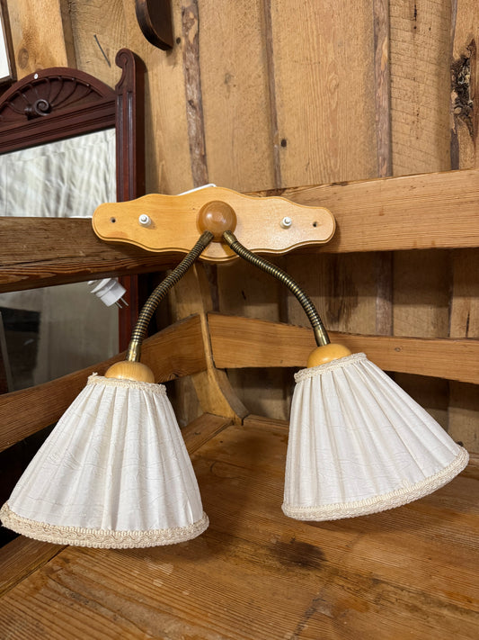 Tvåarmad lampa med skärmar