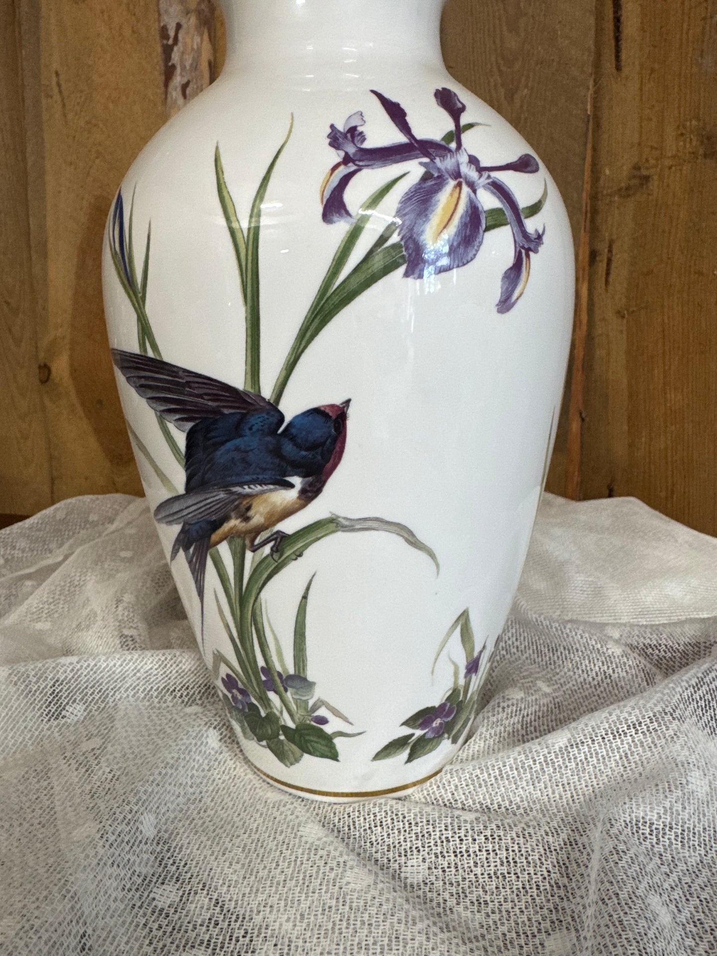 Vas / urna Franklin Porcelain – The Meadowland Bird Vase av Basil Ede