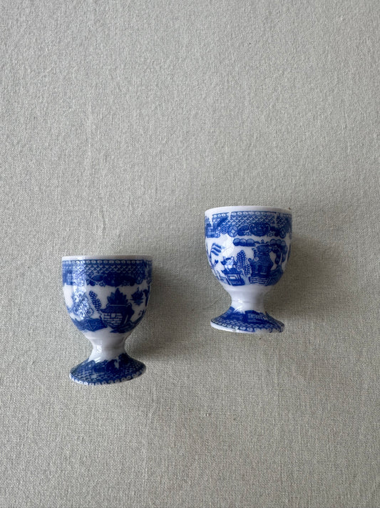 Paret blåvita äggkoppar