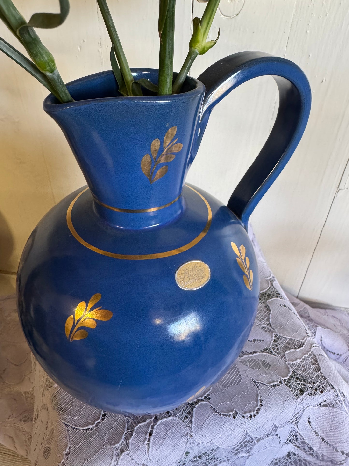 Koboltblå kanna/vas från Nittsjö Keramik, mitten av 1900-talet