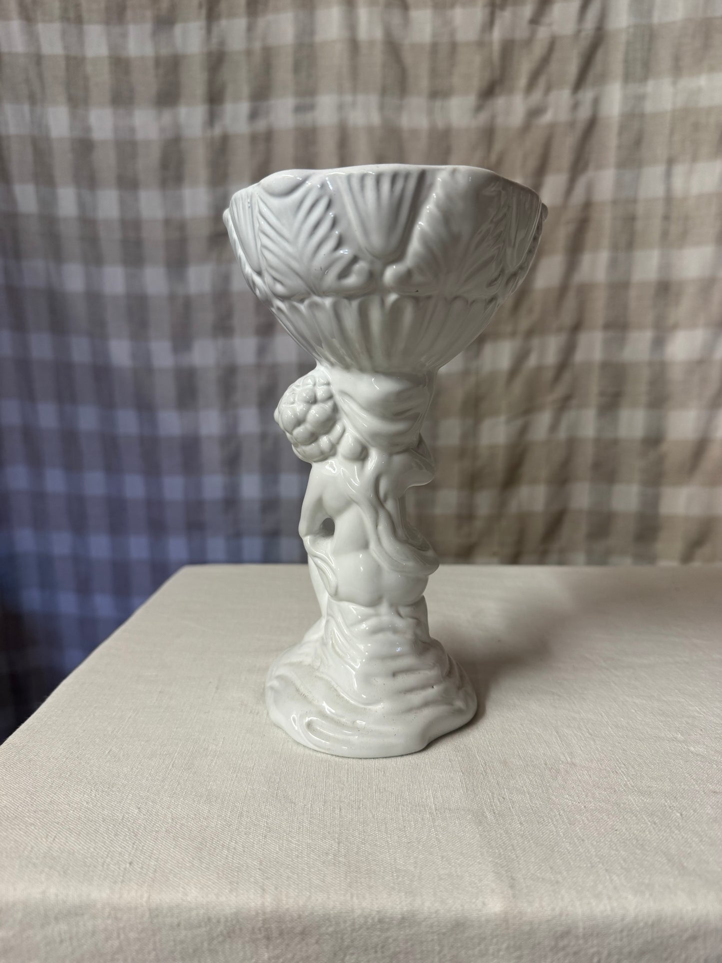 Vit italiensk figurinvas med putto/ängel, vintage