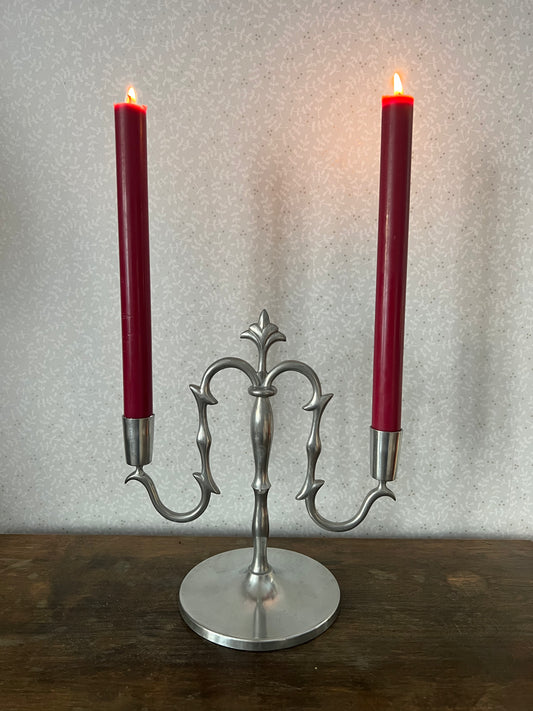 Tvåarmad ljusstake i tenn, putsad. Knut Eriksson & Co, E G8