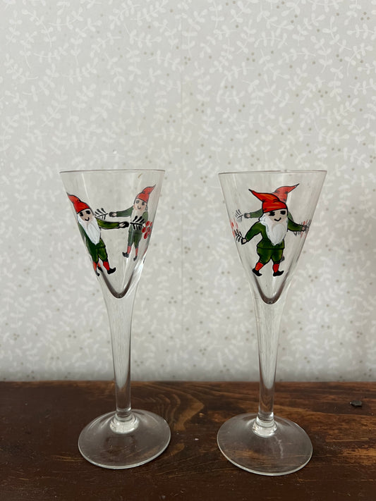 Två handmålade snapsglas på fot