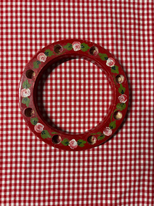 Rund ljusstake i trä, bemålad