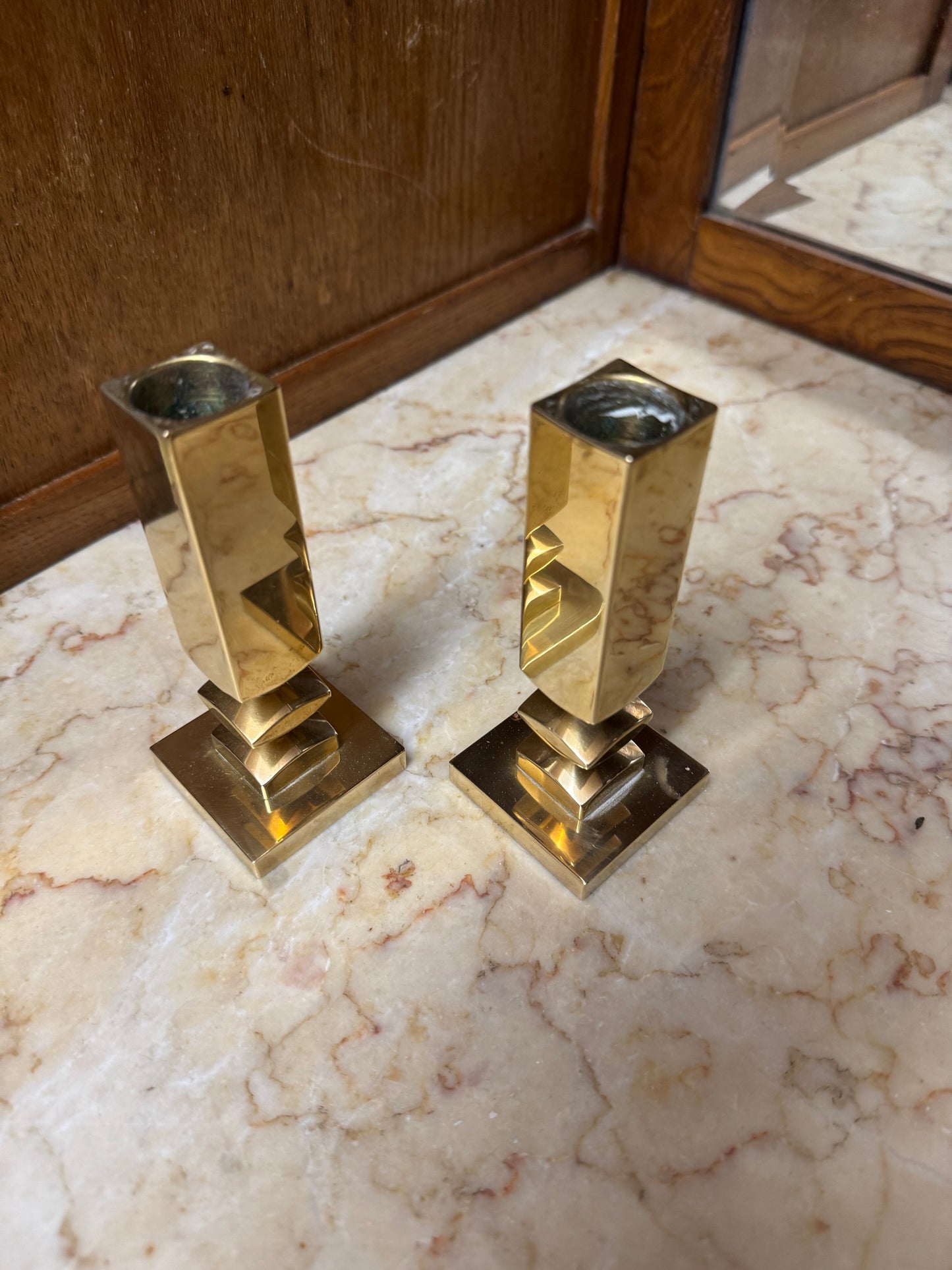 Paret tunga ljusstakar, Vallonmässing