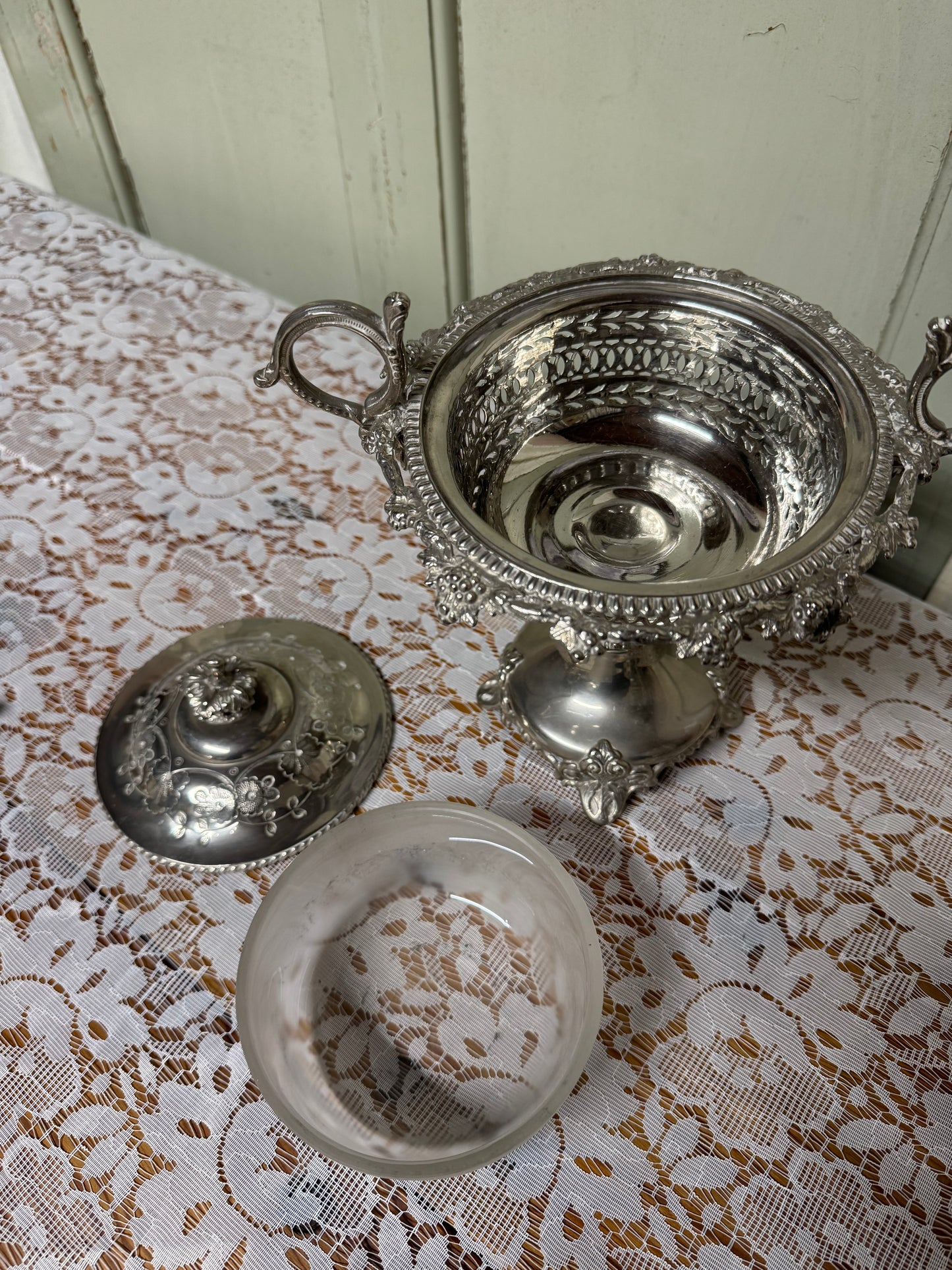 Bonbonjär med glasinsats vitmetall och nysilver, 1900-talets mitt