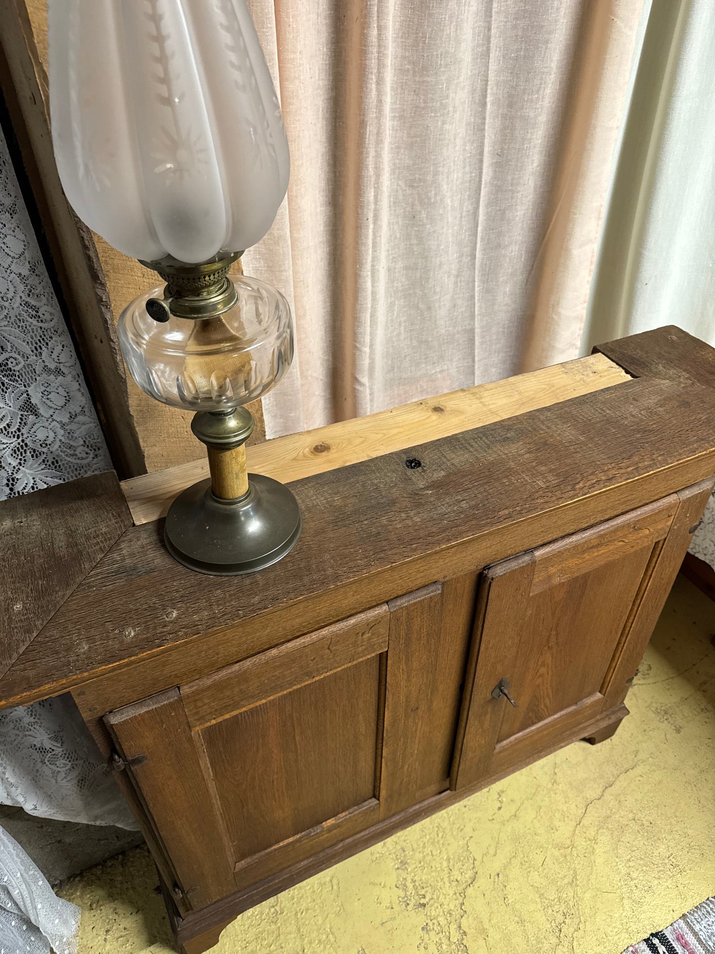 Mörkt gediget skåp