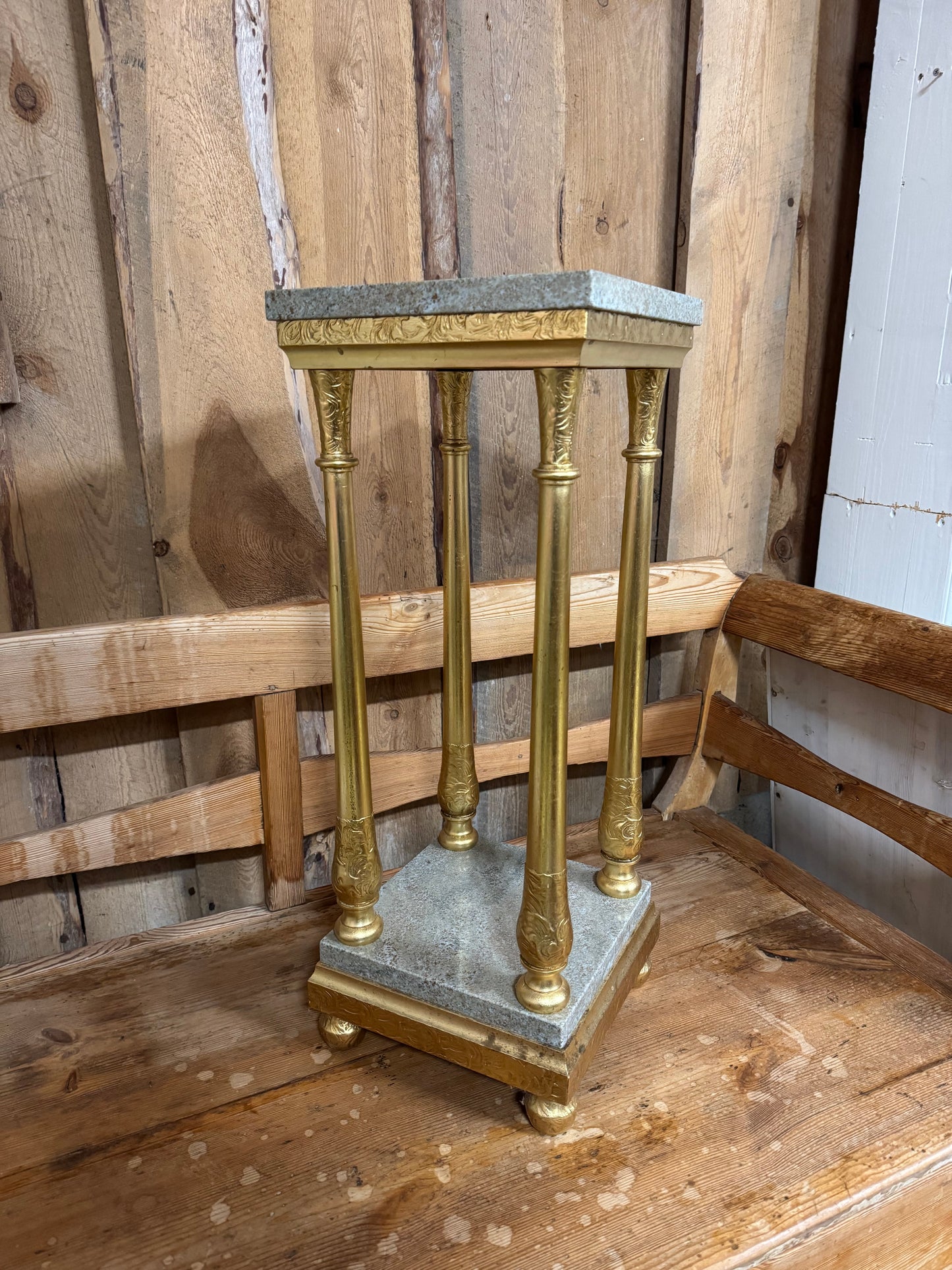 Piedestal med grågrön stenskiva